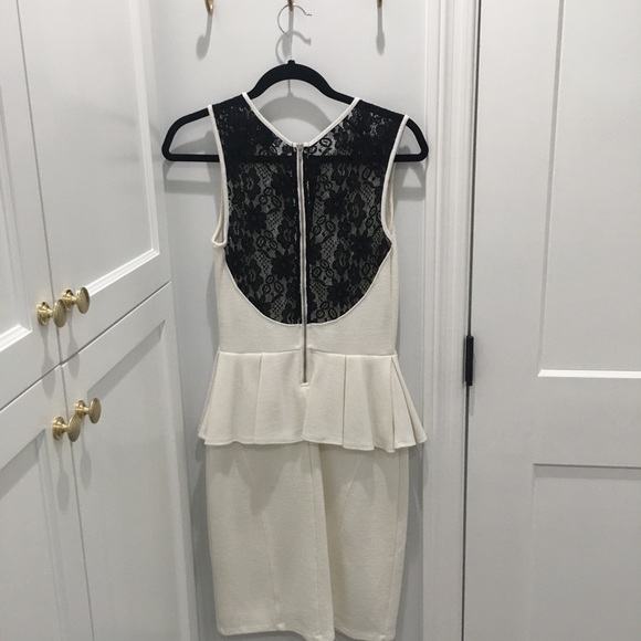 Elegant dress with black lace on the back - Picture 2 of 3